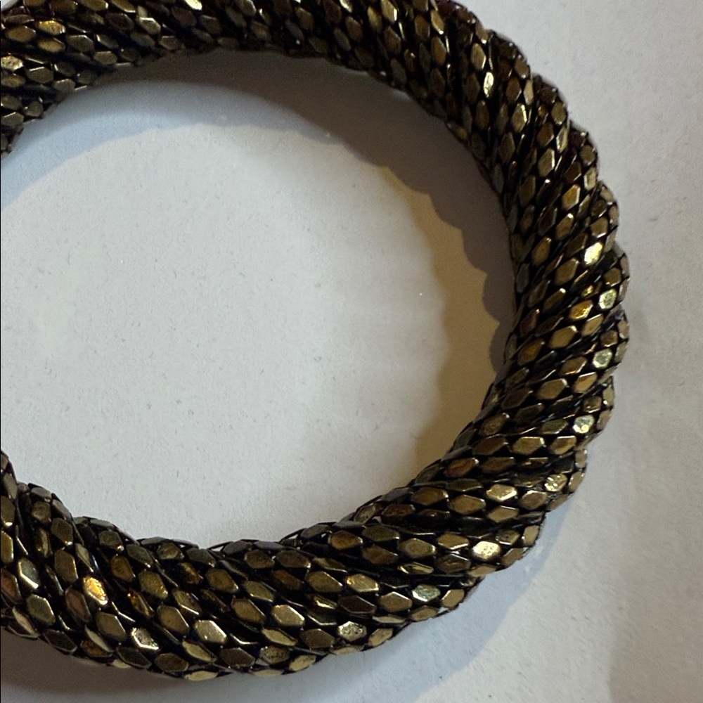 Vintage 1970's Brass Color Tone MESH Metal Swirl Bangle Bracelet *RARE* - Picture 7 of 12